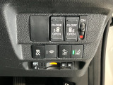 【リア両側パワースライドドア】リモコンなどで自動開閉。Hondaスマートキーを携帯していれば、軽い力で解錠とドアオープンが行えます。半ドア状態まで閉めると、自動的に全閉する機能付き。