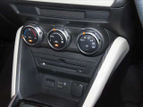 四季を通じて車内を快適に保つオートエアコンを装備しています。