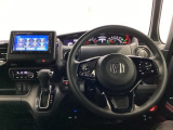 運転席と助手席の間はすっきり、移動も楽々です。さっと手が届く位置にATセレクトレバーやエアコンスイッチなどがあり操作性に優れています