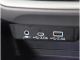 USBtypeA、USBtypeC、AUX端子が付いています。