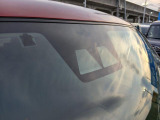 全てのクルマに車両検査証がついています。中古車オークション業界で確立された公正な基準を採用しています。トヨタ自動車によって、修復歴や状態を正しく判断できると認定された車両検査員が、1台1台検査し点数と