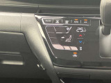 タブレット端末のようなタッチパネル式のオートエアコン採用。凹凸のない滑らかな表面で操作感を高めています。