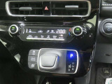 オートエアコン機能で、車内を自動的に、設定した温度に保ってくれます。