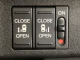 リアドアは乗り降りに便利な両側電動スライドドアです。また運転席に座っていながらスイッチ操作で自在にスライドドアを開け閉めできます。