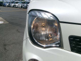 ハロゲンヘッドランプ付車です。シンプルな構造ゆえに信頼性が高く、万一の玉切れの際も交換コストが安く抑えれるのが魅力です。旅先でのトラブルにも迅速に対応できる実用性に優れた装備です。