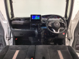 【前方視界】開放的な前方視界!運転がしやすく疲れにくいです♪窓が大きく、見通しがとっても良いおクルマですよ♪