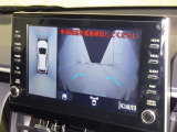 パノラミックビューモニターを装備。駐車場や交差点でクルマを真上から見るように周囲を確認できます。機能の詳細は販売店スタッフまでおたずねください。
