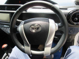 革巻きステアリングで手に馴染みます。運転もしやすいですよ!