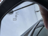 隣車線を走る車両をレーダーで検知し、ドアミラーでは確認しにくい後側方エリアに存在する車両に加え、急接近してくる車両も検知します。車両を検知するとドアミラーに搭載されたLEDインジケーターが点灯します。
