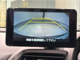 リバースギアに入れるだけで後方の表示へ切り替わります。夜間や雨の日の駐車も楽になりますよ。