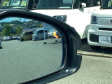 斜め後ろの車の存在をマークでお知らせ。車線変更の強い味方です。