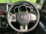 インテリアに合わせたデザインのステアリングは、運転される方のことも考え、運転しやすい形状、大きさです。是非一度、実際に触ってお確かめください。