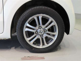 純正のアルミホイール装着車です。タイヤサイズは155/65R14です。