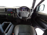 ウッド調と革巻きステアリングで快適な操作性の運転席です。