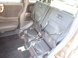 ◆チップアップ&ダイブダウン機構付【ULTR SEAT】は後席座面を左右分割で跳ね上げることができます。トランクで積載できない背の高い荷物をラクラク収納できます。ホンダ車ならではの人気装備です。