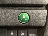 ECON モードをON にするとアクセルペダルの動きに対するエンジンの反応とエアコンの制御を切り換えることで、燃費のいい運転をするドライバーがペダルを踏んだ時と同じようにエンジンを制御します。