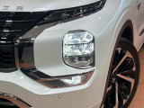【LEDヘッドライト】悪天候や夜間走行時も良好な視界を確保し安心して運転できる高輝度LEDヘッドライトを装備!点灯速度が早く、消費電力も抑えられています。