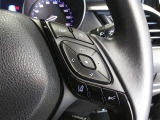 ステアリングには運転中でも簡単に操作できる各種スイッチついてます
