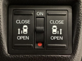 【両側パワースライドドア】両側がパワースライドドアになっており、運転席のスイッチやスマートキーでも開閉が可能です!開口部も広いので乗り降りも楽々♪