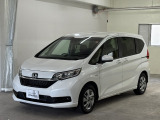 お目当てのフリードは旧国道1号線沿い、静清BP 長崎ICを降りて5分。隣接の清水吉川店と並び奥のユーセレクト静岡店にて展示中です。 レンガ色のマンションの真向かいの駐車場完備の中古車専門店舗です。