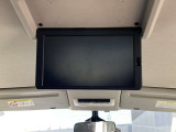 後席専用モニターです。後席でDVDやテレビをワイドな画面でお楽しみ頂けます!(ルーフ取り付けタイプ:11インチワイドVGA液晶モニター)。