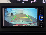 バックカメラはクルマ後方の映像をナビ画面に表示し、駐車等の後退操作をサポートします。 バックモニターは、クルマ後方の映像内に距離目安線を表示。 クルマと後方障害物の位置関係がわかりやすくなっています。