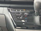 タブレット端末のようなタッチパネル式のオートエアコン採用。凹凸のない滑らかな表面で操作感を高めています。