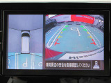 アラウンドビュー付き。上空から車両を見下ろしたような画像に加工された映像をディスプレイで確認しながら車庫入などができ大変便利です。