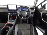 革巻きステアリングで快適な操作性の運転席です。