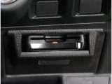 全国高速道路の約1,700ヵ所に設置された通信アンテナ「ITSスポット」とETC2.0対応車載器、カーナビが、高速大容量のDSRC通信方式によって双方向通信することで、多彩なサービスを実現しています。