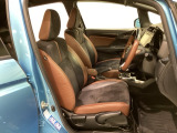 広い足元にゆったり座れるシートには肘掛けも装備しており長距離の運転でも疲れにくくなってます。女性でも運転がしやすいように、シートの高さ調整機能(シートリフター)がついています。