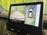 【パノラミックビューモニター】専用のカメラにより、上から見下ろしたような視点で360度クルマの周囲を確認することができます☆死角部分も確認しやすく、狭い場所での切り返しや駐車もスムーズに行えます。