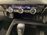 オートエアコンがついてますので、お好みの温度をセットするだけで風の強さや風量を自動で調整します。スイッチやダイヤル類も簡単操作で快適に過ごせます。