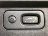 【パワーバックドア】スマートキーや運転席のボタンを押すだけでリアゲートが自動で開閉します!荷物を持っている時や、高い位置にあるバックドアを閉める際に便利な機能です♪