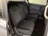 2列目シートは背もたれの角度調節ができるベンチシートになっております。長距離運転になってもゆったりとできるようにアームレストがついてます。