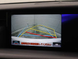 車庫入れや縦列駐車などの際に、後退操作の参考になるガイドラインをモニター画面に表示します。