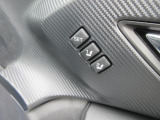 運転席にはシートポジションメモリー機能が装備しております。