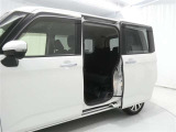 【両側パワースライドドア】両側パワースライドドア付きだから、狭い駐車スペースなどでの 乗り降りラクラク!小さなお子さまのいるご家庭には嬉しい装備。
