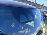 全てのクルマに車両検査証がついています。中古車オークション業界で確立された公正な基準を採用しています。トヨタ自動車によって、修復歴や状態を正しく判断できると認定された車両検査員が、1台1台検査し点数と