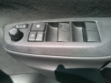 パワーウィンドウは運転席のスイッチのみオート機能も装備されております。ウィンドウロックも装備されているので、お子様と一緒の時も安心ですね。