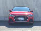 Audiでは2004年以降、この逆台形型のシングルフレームグリルを採用しています。他ブランドのフロントマスクデザインにも大きな影響を与えています。
