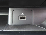 Type AのUSB電源ソケットが装着されております。移動中にスマホやタブレットの充電に便利です☆