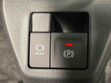指先だけで簡単に操作が可能な電動パーキングブレーキを採用。「HOLD」スイッチを押すと、渋滞や信号待ちなどでブレーキペダルから足を離しても、ブレーキを保持するので安心です