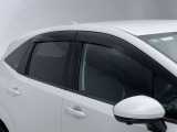 【サイドバイザー】雨の日も気にせず換気ができます。雨の日の喫煙時が非常に便利です。