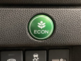 ECON モードをON にするとアクセルペダルの動きに対するエンジンの反応とエアコンの制御を切り換えることで、燃費のいい運転をするドライバーがペダルを踏んだ時と同じようにエンジンを制御します。