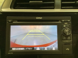 バックでの車庫入れも安心です! リアカメラが付いているバックモニター付のディスプレイオーディオを装備しております。操作線もついており距離感も画面から確認できます。