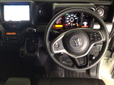 【ハンドル】運転にかかわる様々な操作を安全に行えるように視点移動が少なく操作性に配慮されたスイッチ類が凝縮されたコックピットです。