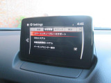 こちらのお車には先進安全装備が多数搭載されています。衝突被害を回避あるいは軽減するためのブレーキや、後方死角からの接近警報、車線逸脱を防止する警報装置など、詳しくはスタッフまでお尋ねください。