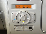 【オートエアコン】一度お好みの温度に設定すれば、車内の温度を検知し風量や温度を自動で調整。暑い&hellip;寒い&hellip;と何度もスイッチ操作をする必要はありません。快適な車内空間には必須の機能ですね♪