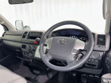 運転席まわりです。 各操作スイッチは使いやすい位置に配置されてます。